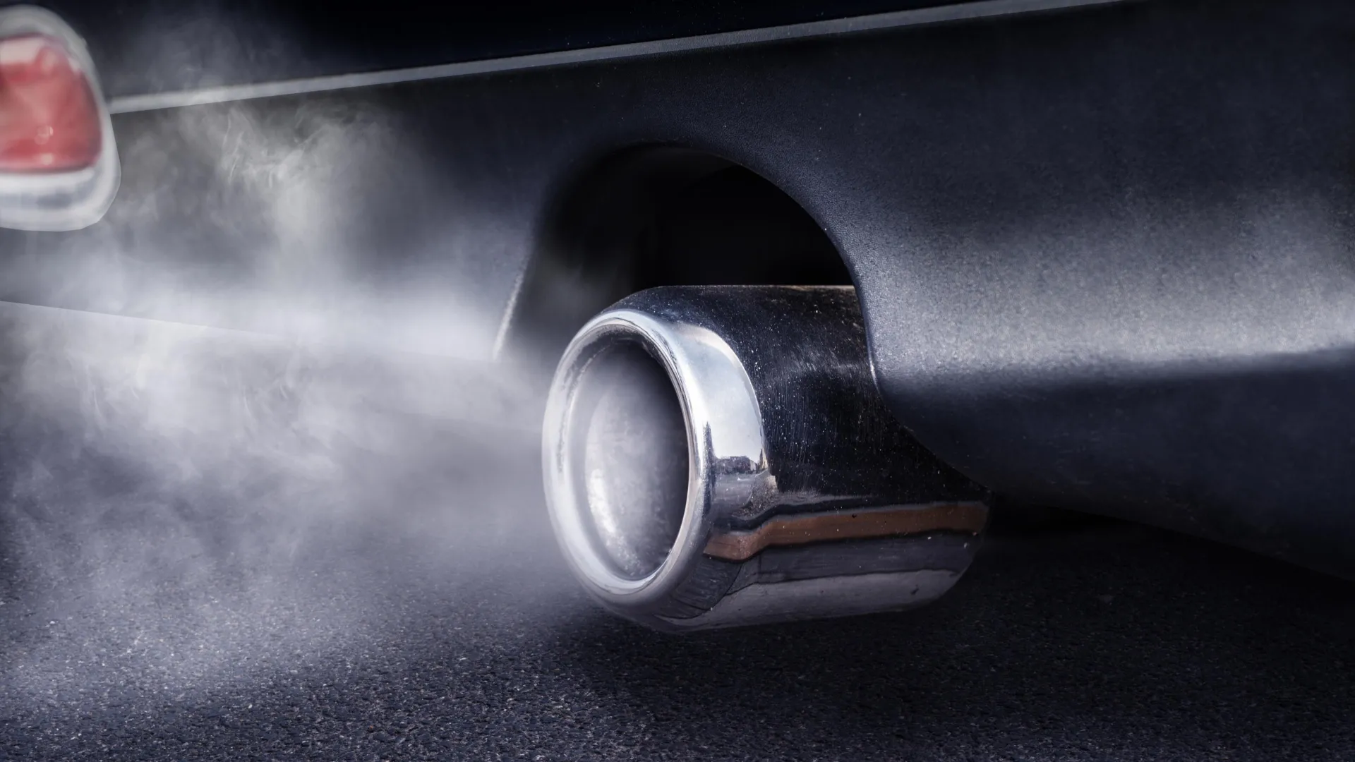 car-exhaust-pipe-smoke-1 Water Trick Cuts Diesel Pollution 60%